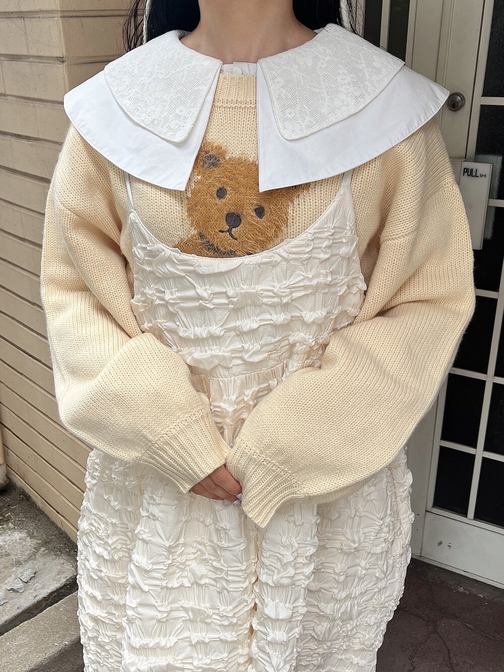 ホワイト系のシャツ/ブラウス、ホワイト系のニット/セーター、ホワイト系のワンピースを着用したレディースの秋コーディネートの6枚目の写真