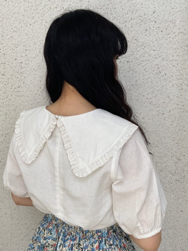 ホワイト系のシャツ/ブラウスを着用したレディースの夏コーディネートの4枚目の写真