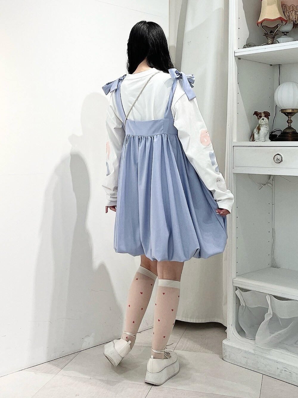 ホワイト系のTシャツ/カットソー、ホワイト系のショルダーバッグ、ブルー系のワンピースを着用したレディースの冬コーディネートの5枚目の写真