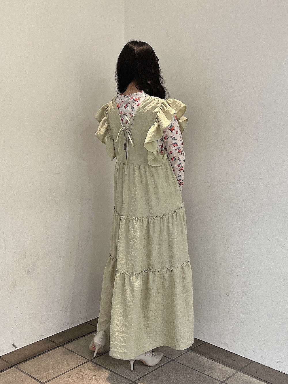 グリーン系のワンピース、ホワイト系のパンプス、ホワイト系のTシャツ/カットソーを着用したレディースの冬コーディネートの3枚目の写真