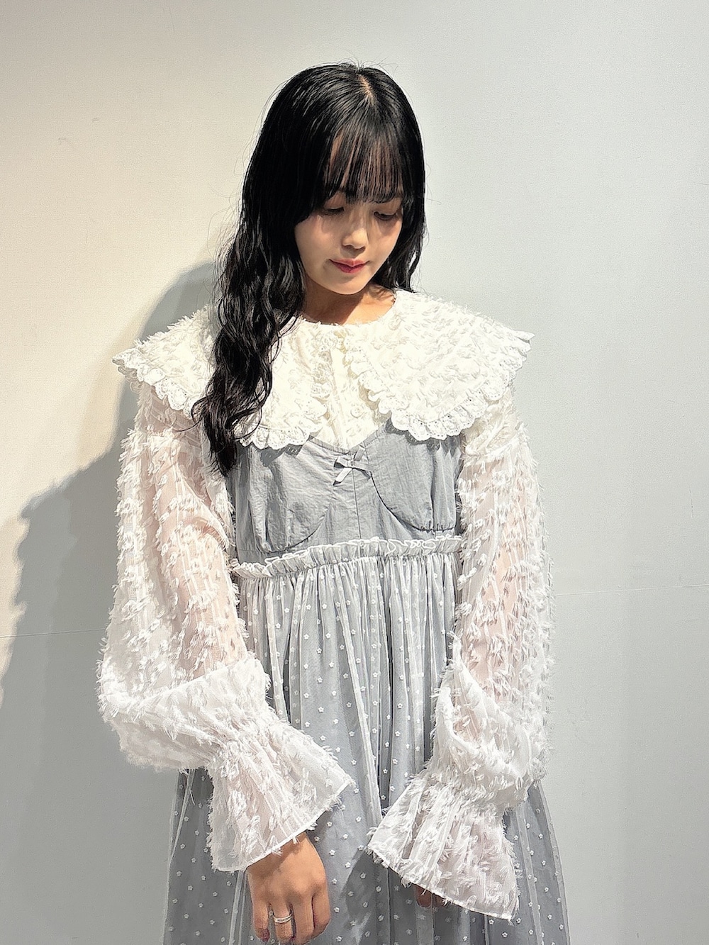 ホワイト系のシャツ/ブラウス、グレー系のワンピース、ホワイト系のローファーを着用したレディースの秋コーディネートの6枚目の写真