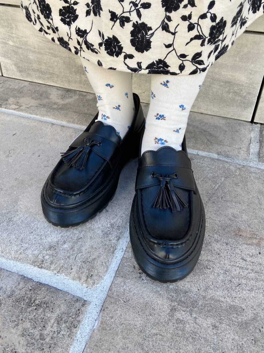 グリーン系のチェスターコート、ブラック系のシャツ/ブラウス、ブラック系のローファーを着用したレディースの冬コーディネートの7枚目の写真