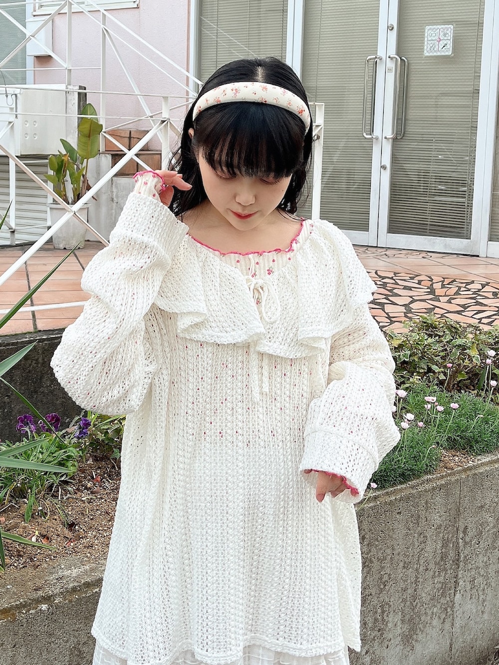 ホワイト系のパンプス、ホワイト系のTシャツ/カットソー、ホワイト系のTシャツ/カットソーを着用したレディースの春コーディネートの4枚目の写真