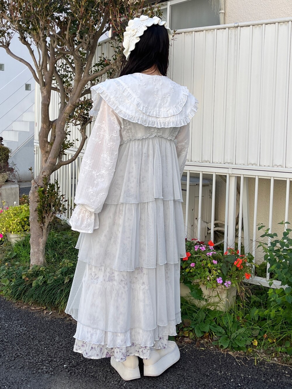 ホワイト系のシャツ/ブラウス、ブルー系のワンピース、パープル系のスカートを着用したレディースの冬コーディネートの4枚目の写真