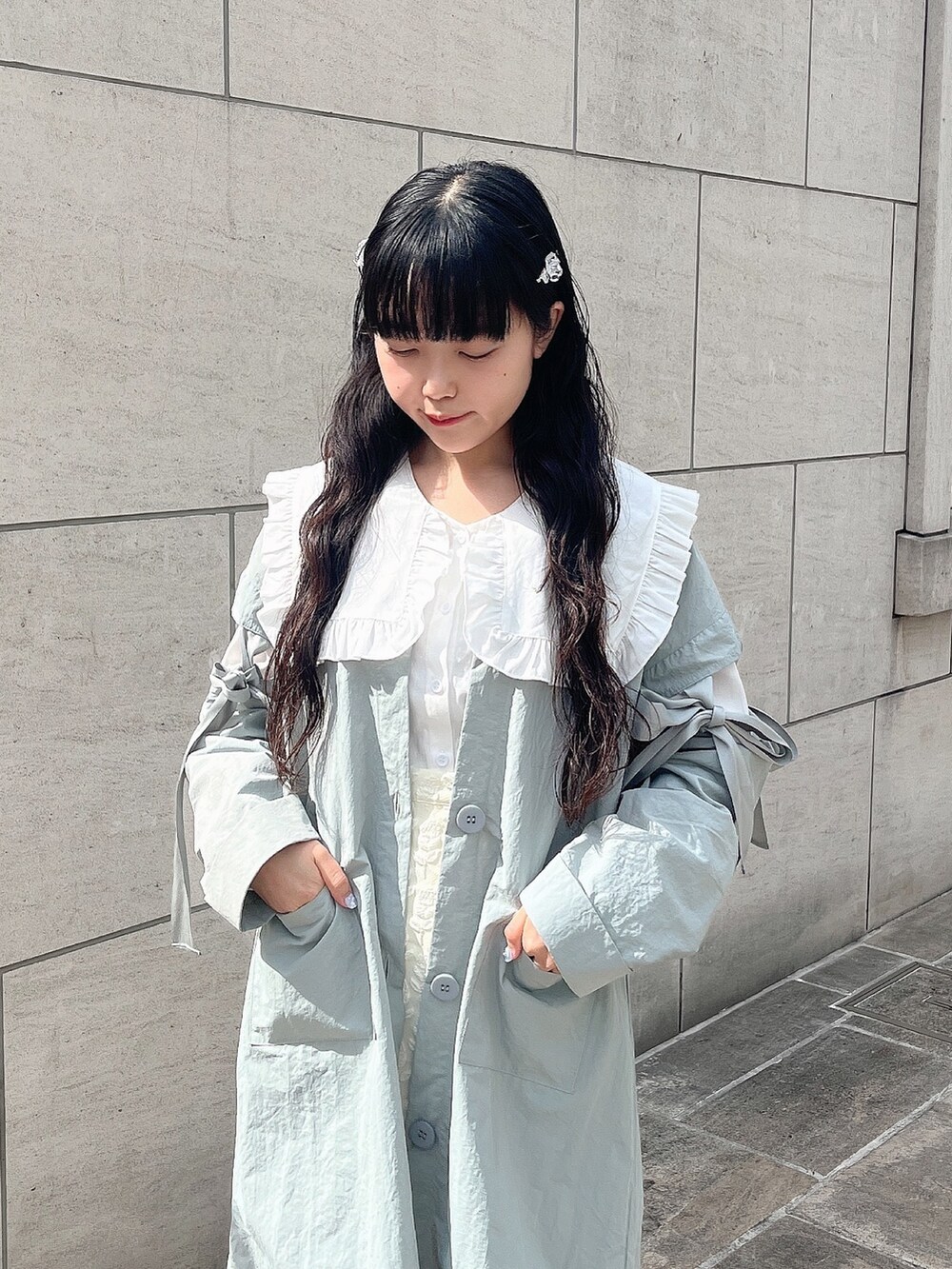 シルバー系のパンプス、ホワイト系のシャツ/ブラウス、ホワイト系のスカートを着用したレディースの春コーディネートの4枚目の写真