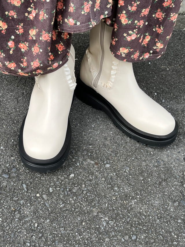 ブラウン系のスカート、ホワイト系のニット/セーター、ベージュ系のシャツ/ブラウスを着用したレディースの秋コーディネートの4枚目の写真