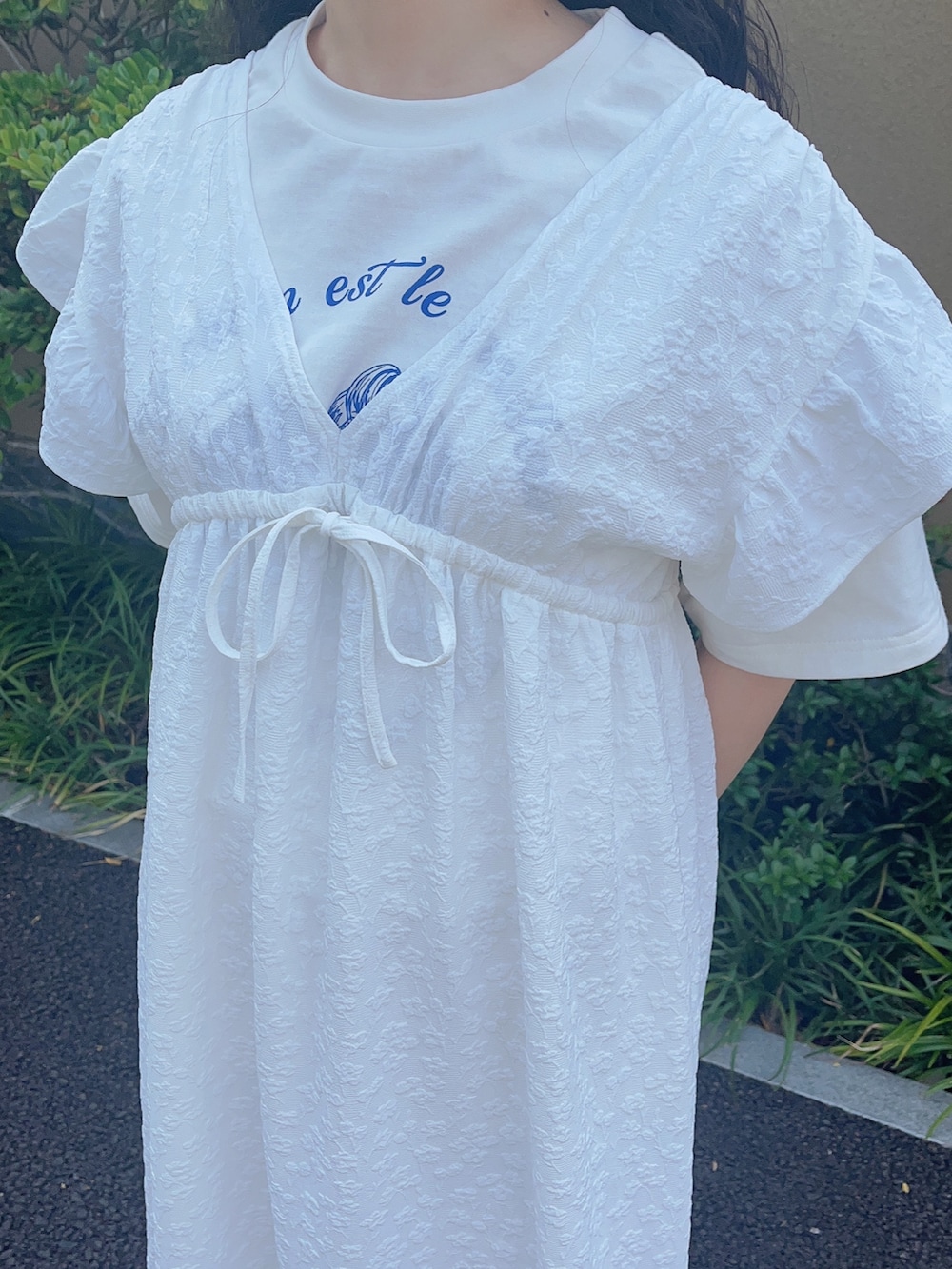 ホワイト系のパンプス、ホワイト系のワンピース、ホワイト系のTシャツ/カットソーを着用したレディースの夏コーディネートの5枚目の写真