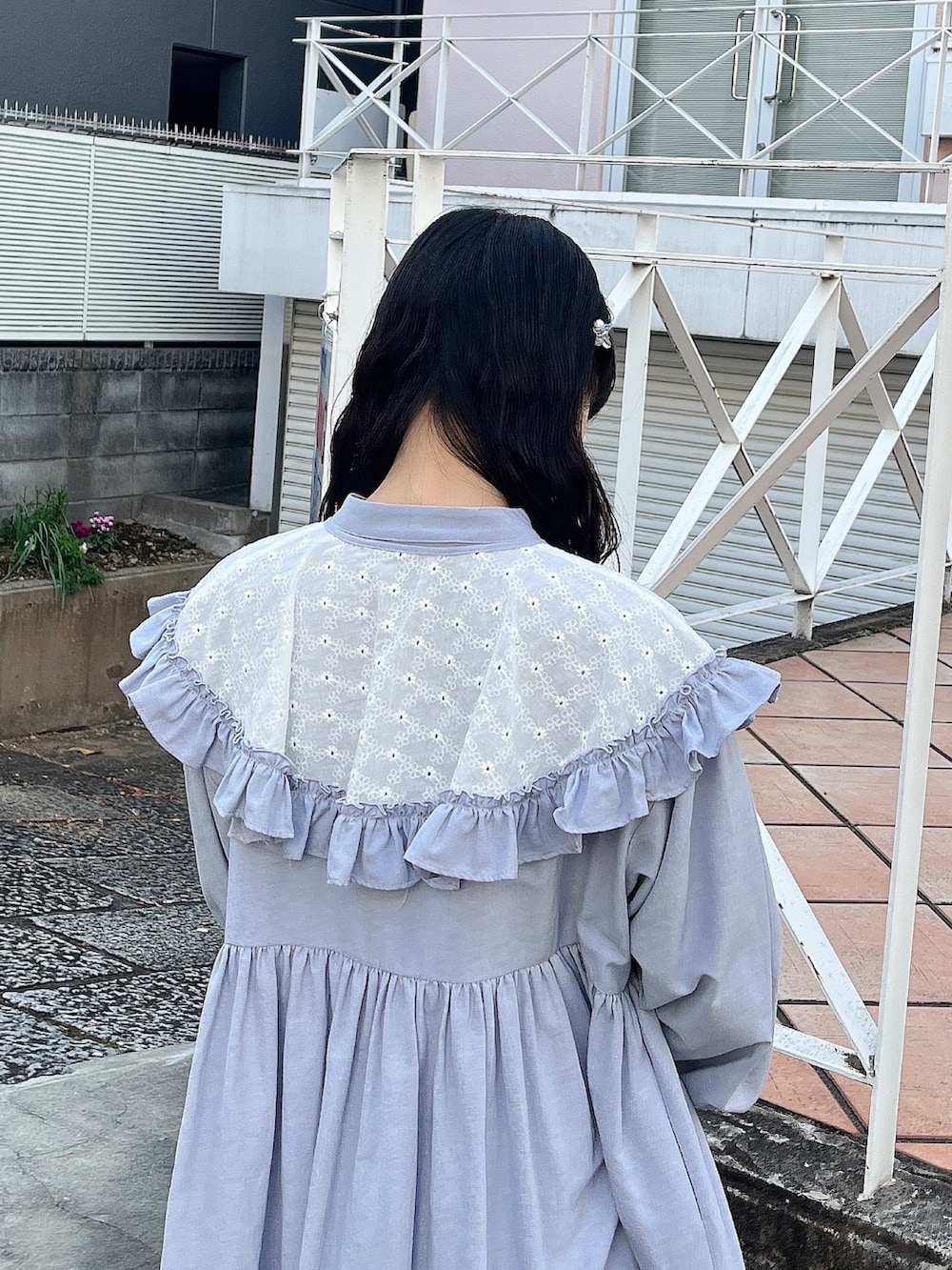 ブルー系のワンピース、ホワイト系のスラックス、ブルー系のスニーカーを着用したレディースの春コーディネートの4枚目の写真