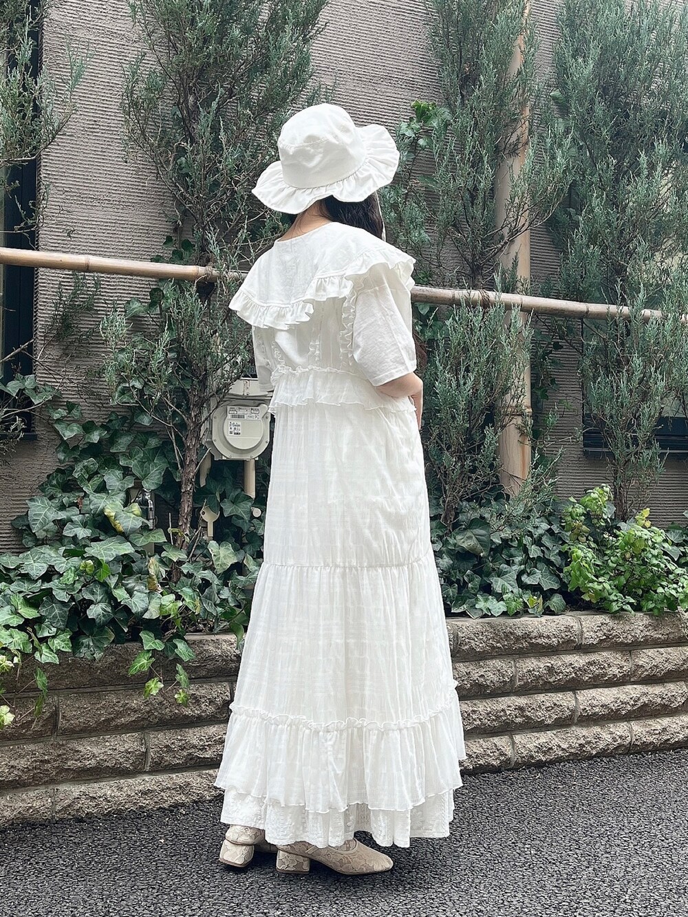 ホワイト系のパンプス、ホワイト系のワンピース、ホワイト系のTシャツ/カットソーを着用したレディースの春コーディネートの3枚目の写真