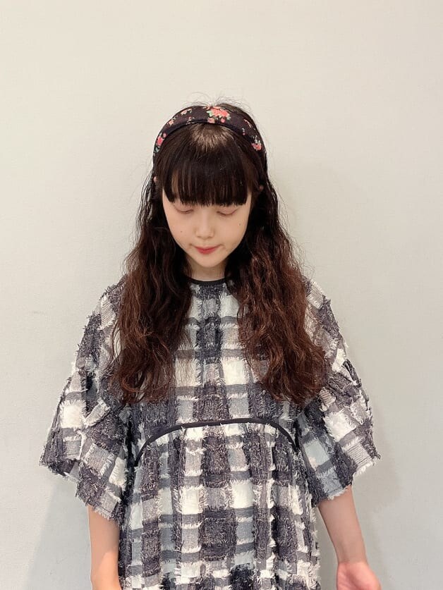 ブラック系のハンドバッグ、その他のワンピース、ブラック系のその他シューズを着用したレディースの夏コーディネートの2枚目の写真