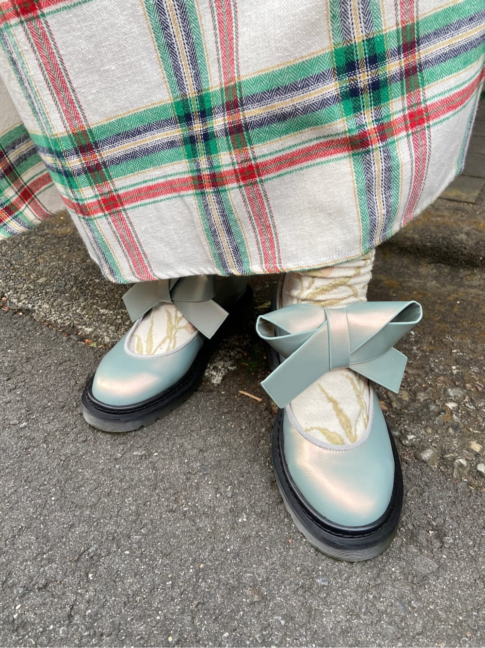 ホワイト系のシャツ/ブラウス、ブルー系のパンプス、ベージュ系のショルダーバッグを着用したレディースの冬コーディネートの8枚目の写真