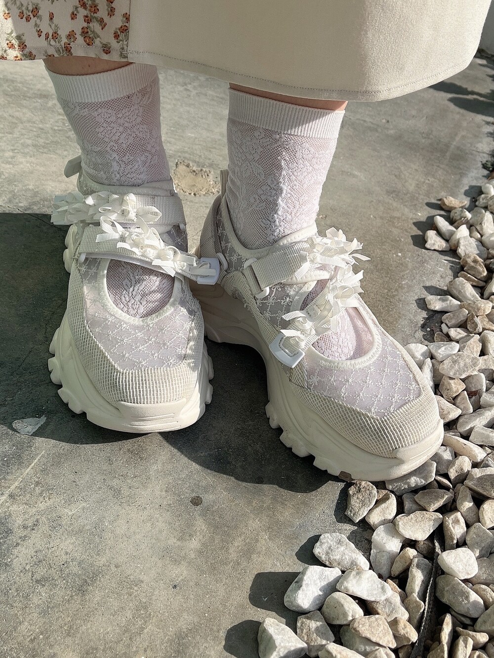 ベージュ系のワンピース、ホワイト系のシャツ/ブラウス、ホワイト系のショルダーバッグを着用したレディースの冬コーディネートの8枚目の写真