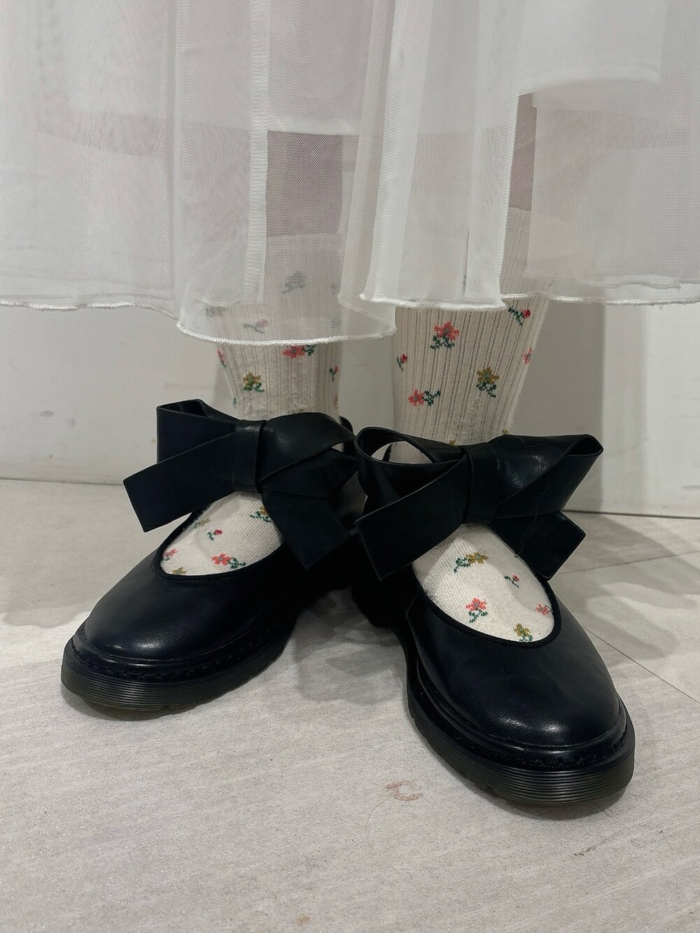 ブラック系のカーディガン/ボレロ、ホワイト系のTシャツ/カットソー、ホワイト系のワンピースを着用したレディースの秋コーディネートの7枚目の写真