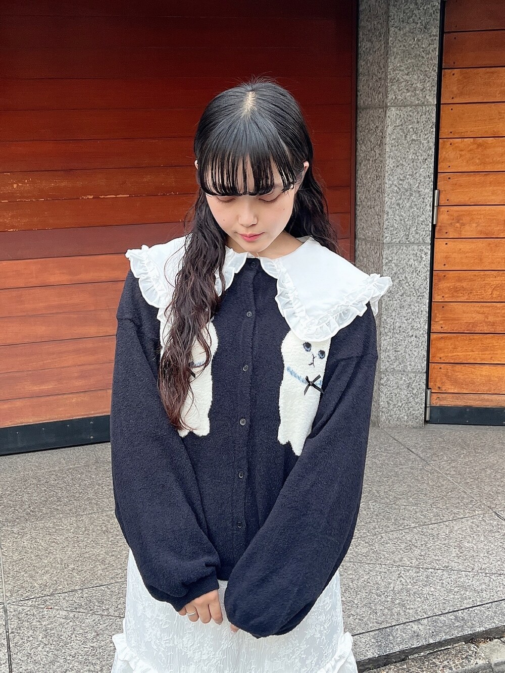 ホワイト系のスカート、ブラック系のカーディガン/ボレロ、ホワイト系のシャツ/ブラウスを着用したレディースの秋コーディネートの4枚目の写真