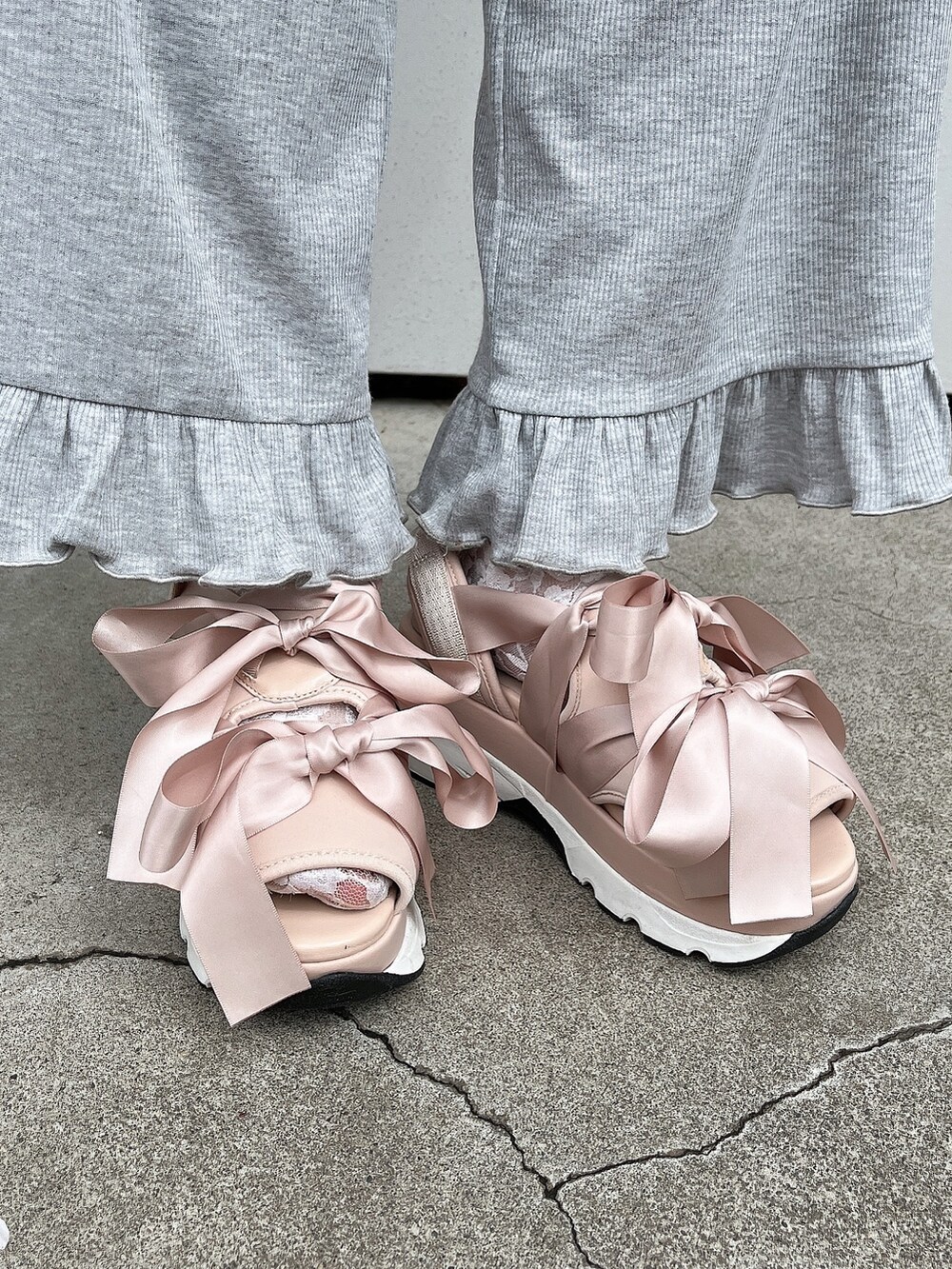 ピンク系のワンピース、グレー系のその他パンツ、ピンク系のサンダルを着用したレディースの春コーディネートの6枚目の写真