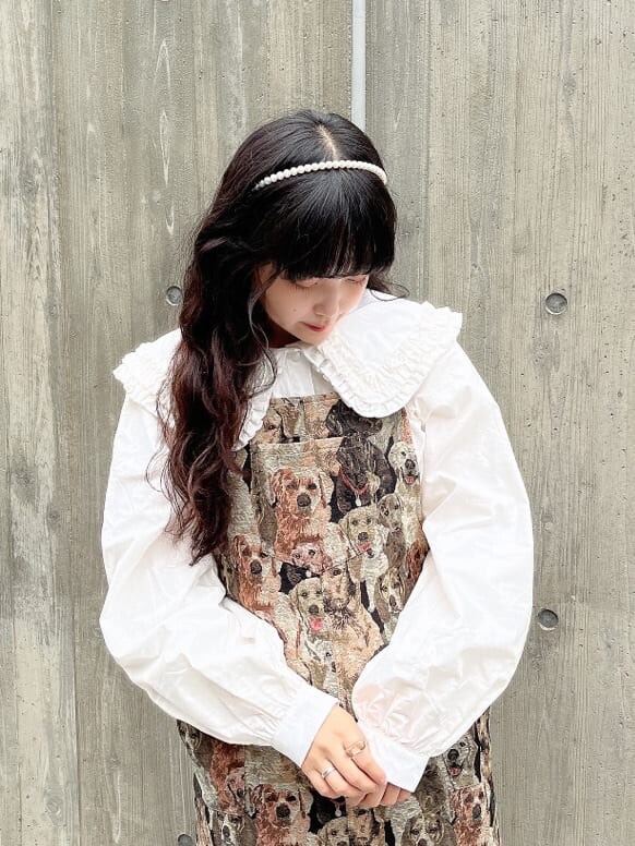 その他のジャンパースカート、ホワイト系のシャツ/ブラウス、ブラウン系のその他シューズを着用したレディースの秋コーディネートの2枚目の写真