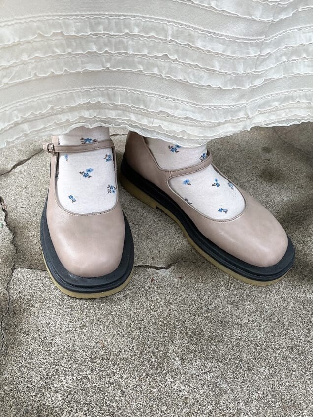 ホワイト系のワンピース、ベージュ系のパンプスを着用したレディースの夏コーディネートの2枚目の写真