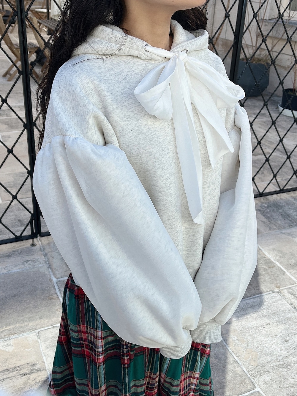 ホワイト系のパーカー、ホワイト系のその他アウター、グリーン系のスカートを着用したレディースの冬コーディネートの8枚目の写真