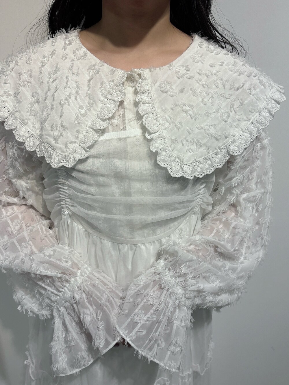 ホワイト系のシャツ/ブラウス、ピンク系のショルダーバッグ、ホワイト系のワンピースを着用したレディースの秋コーディネートの6枚目の写真