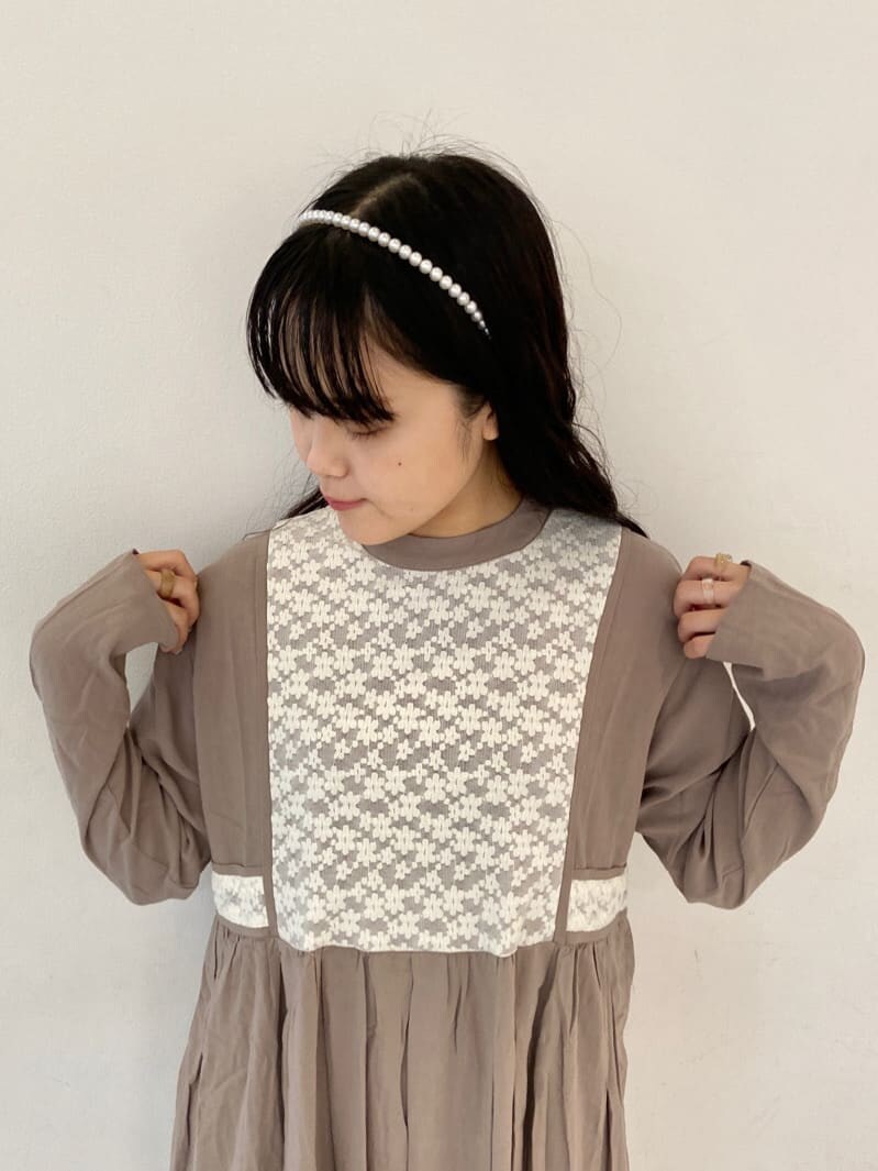 ベージュ系のワンピース、ホワイト系のパンプス、ホワイト系のハンドバッグを着用したレディースの夏コーディネートの4枚目の写真