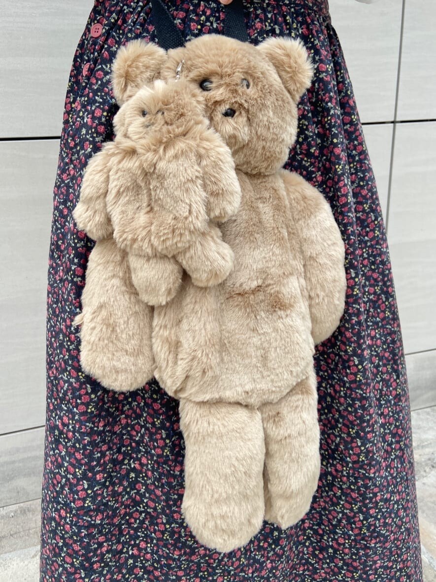 ブラック系のワンピース、ベージュ系のハンドバッグ、ホワイト系のシャツ/ブラウスを着用したレディースの夏コーディネートの7枚目の写真