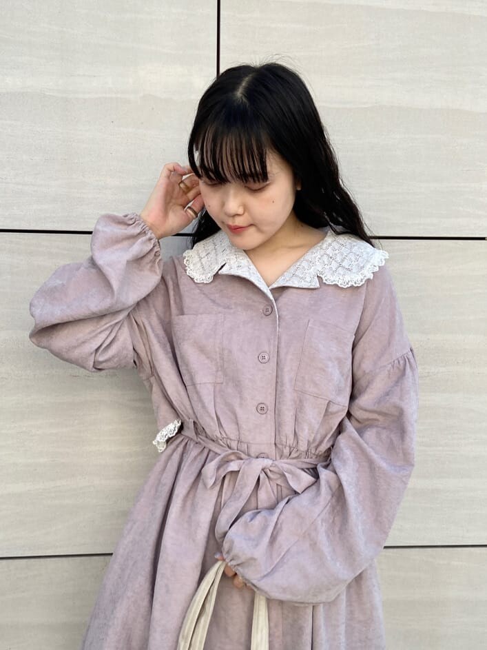 ベージュ系のサンダル、ホワイト系のトートバッグ、ピンク系のワンピースを着用したレディースの夏コーディネートの4枚目の写真