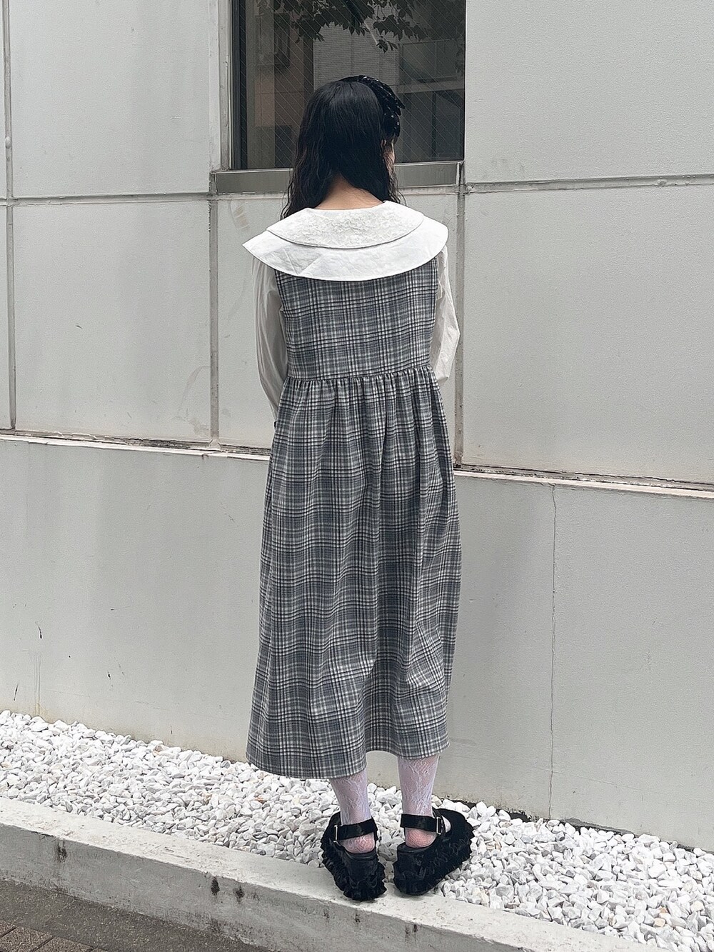 ブラック系のワンピース、ホワイト系のシャツ/ブラウス、ブラック系のサンダルを着用したレディースの夏コーディネートの4枚目の写真