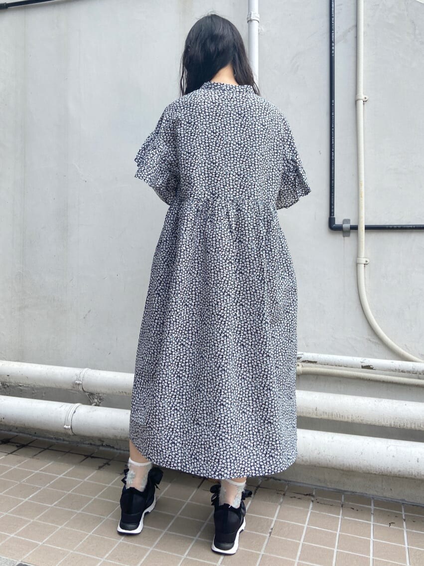 ブラック系のワンピース、ブラック系のスニーカーを着用したレディースの夏コーディネートの3枚目の写真