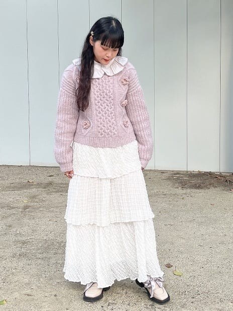 ホワイト系のスカート、ホワイト系のシャツ/ブラウス、ピンク系のニット/セーターを着用したレディースの秋コーディネートの2枚目の写真