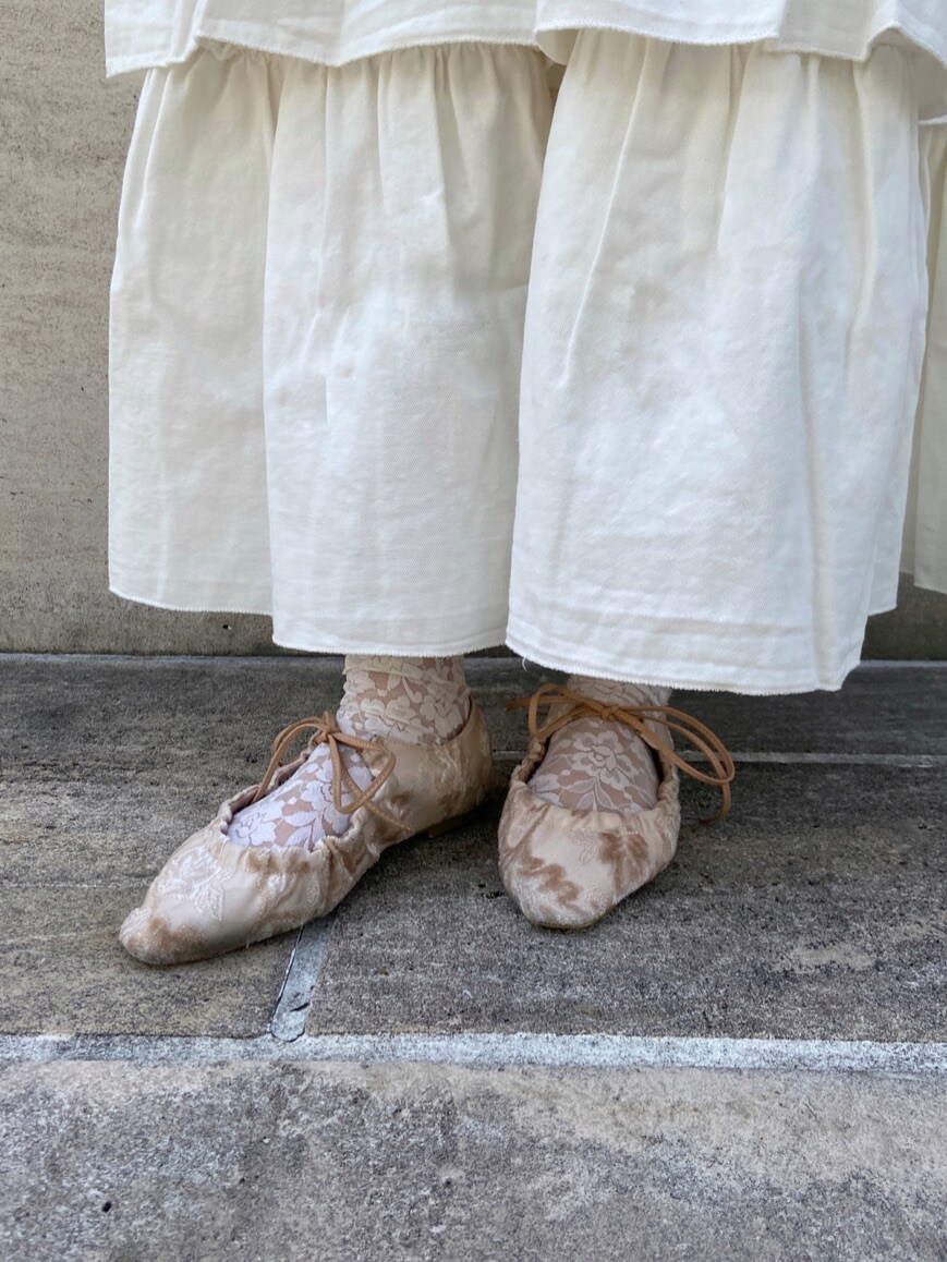 レッド系のシャツ/ブラウス、ホワイト系のその他シューズを着用したレディースの春コーディネートの5枚目の写真