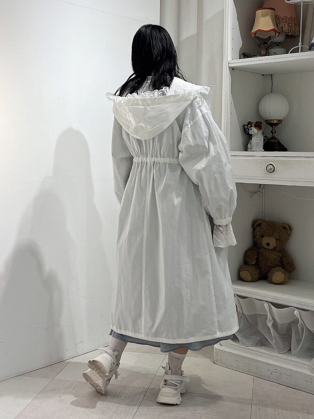 ホワイト系のTシャツ/カットソー、グリーン系のワンピース、ホワイト系のナイロンジャケットを着用したレディースの春コーディネートの4枚目の写真