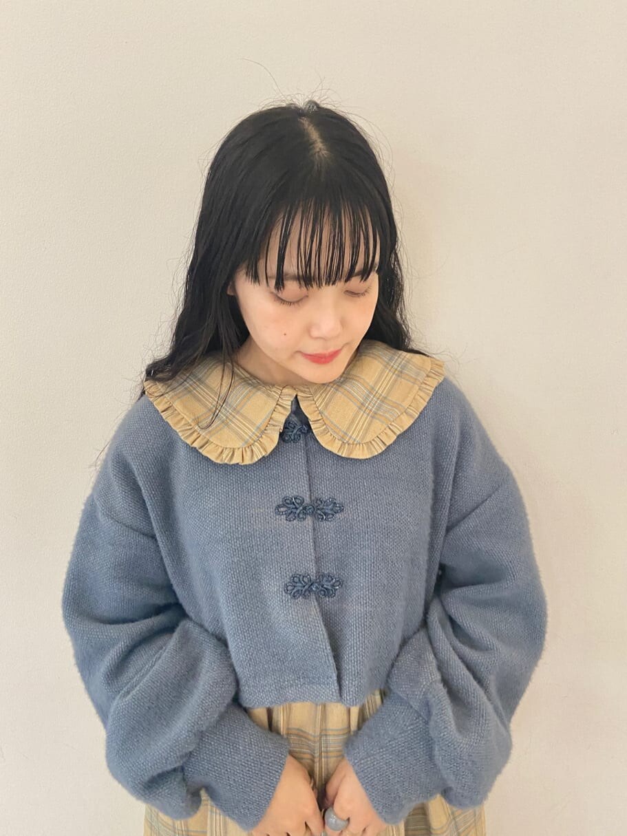 ホワイト系のブーツ、ホワイト系のトートバッグ、ベージュ系のワンピースを着用したレディースの秋コーディネートの4枚目の写真