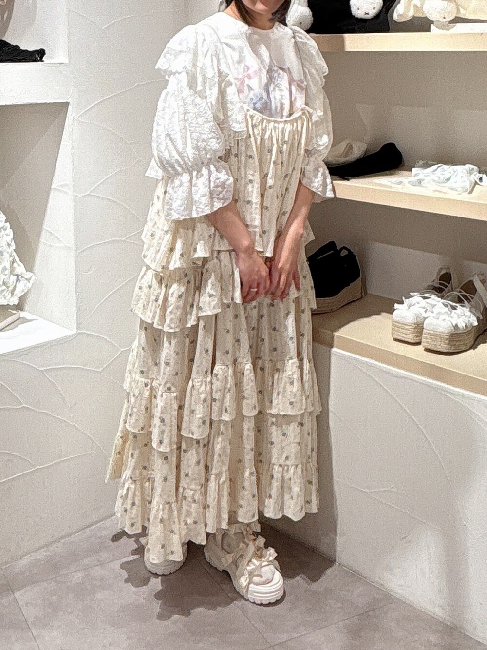 ホワイト系のカーディガン/ボレロ、ホワイト系のTシャツ/カットソー、ブルー系のワンピースを着用したレディースの夏コーディネートの4枚目の写真