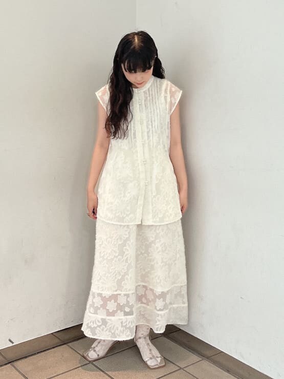 ホワイト系のシャツ/ブラウス、ホワイト系のスカート、パープル系のサンダルを着用したレディースの夏コーディネートの2枚目の写真