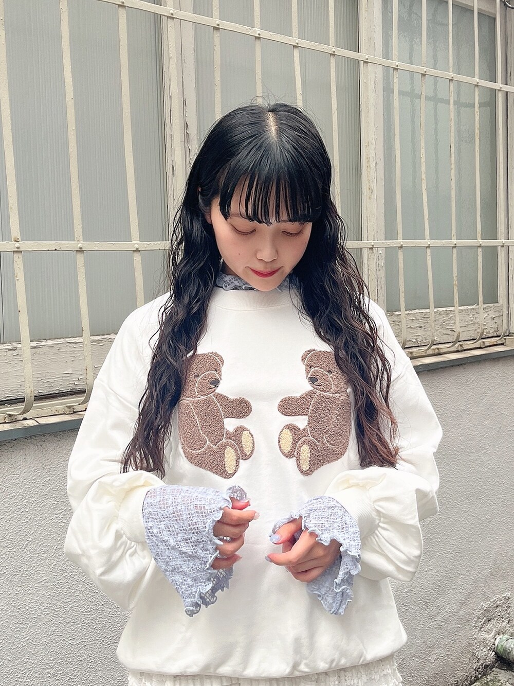 ホワイト系のスウェット、ブルー系のTシャツ/カットソー、ホワイト系のスカートを着用したレディースの秋コーディネートの4枚目の写真