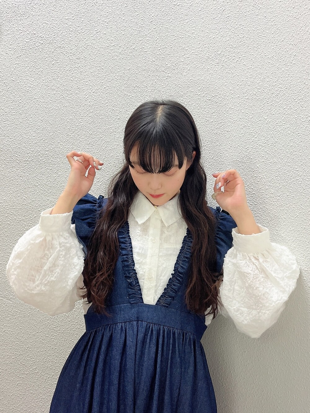 ホワイト系のシャツ/ブラウス、ホワイト系のパンプス、ブルー系のワンピースを着用したレディースの冬コーディネートの3枚目の写真