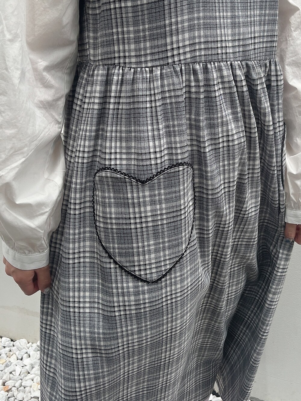 ブラック系のサンダル、ホワイト系のシャツ/ブラウス、ブラック系のワンピースを着用したレディースの夏コーディネートの6枚目の写真