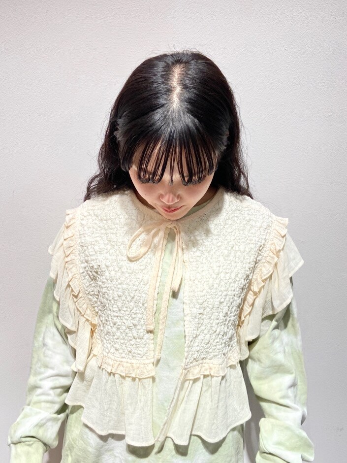 イエロー系のスカート、ゴールド系のその他シューズ、グリーン系のTシャツ/カットソーを着用したレディースの春コーディネートの3枚目の写真