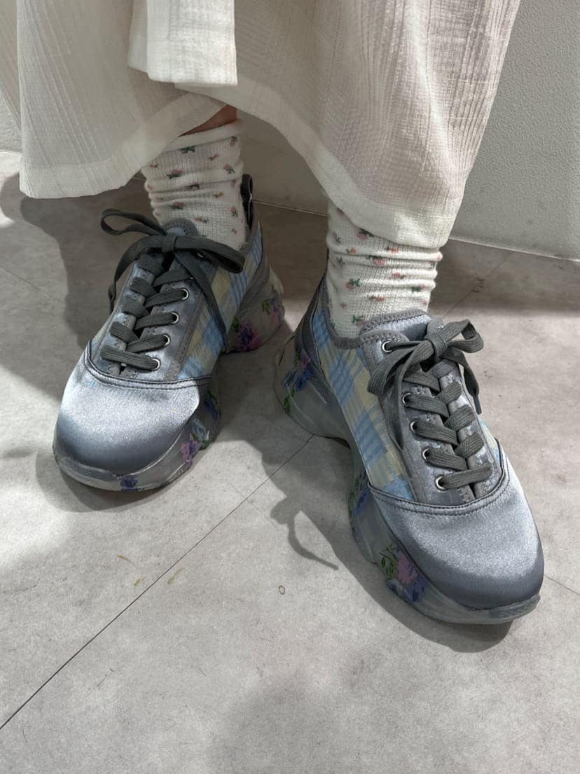 ホワイト系のワンピース、ブルー系のスニーカー、ブルー系のハンドバッグを着用したレディースの冬コーディネートの8枚目の写真