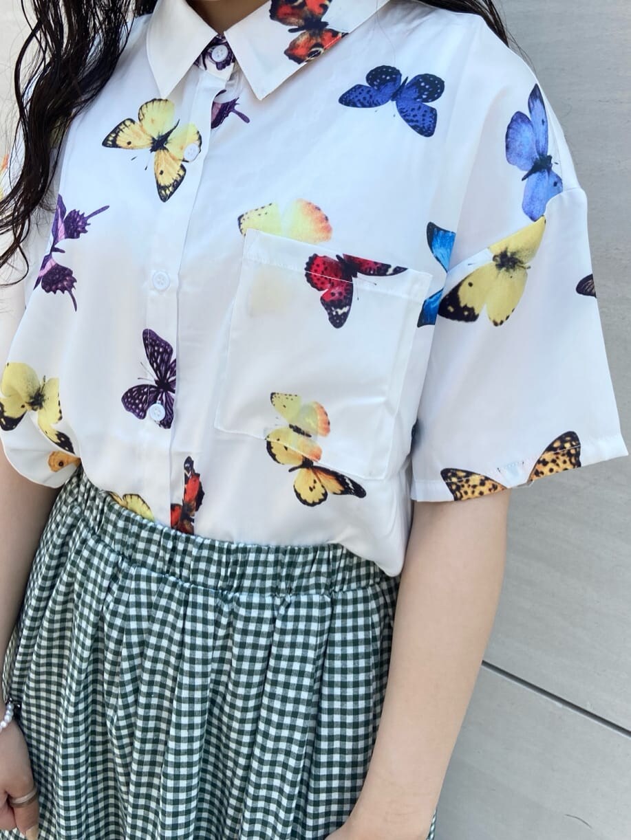 ホワイト系のシャツ/ブラウスを着用したレディースの夏コーディネートの5枚目の写真