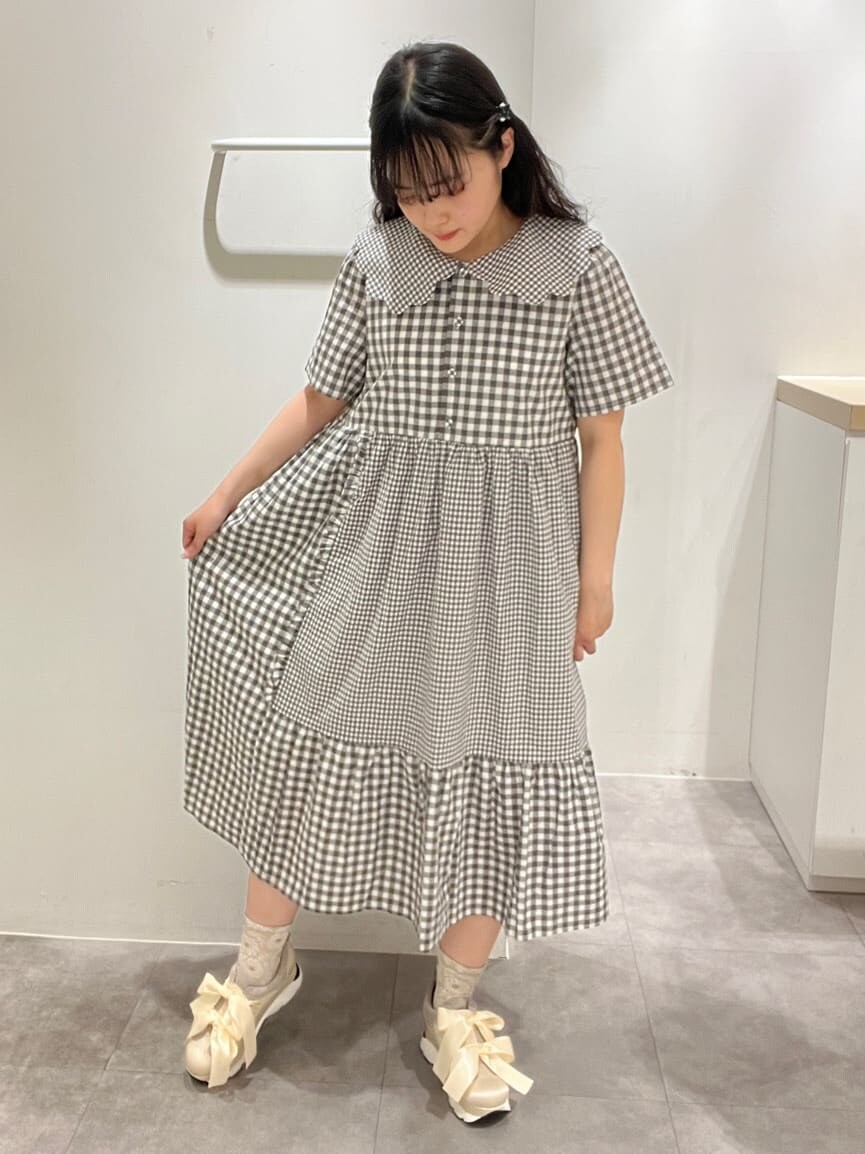 ホワイト系のスニーカー、ホワイト系のショルダーバッグ、ホワイト系のカーディガン/ボレロを着用したレディースの春コーディネートの4枚目の写真