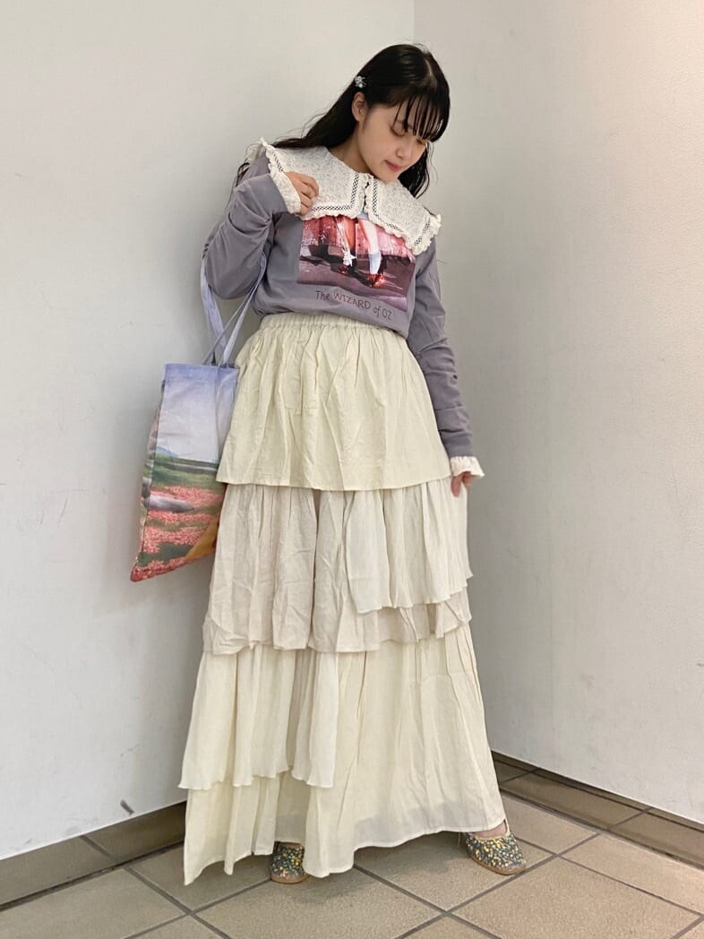 ベージュ系のパンプス、ホワイト系のシャツ/ブラウス、ホワイト系のスカートを着用したレディースの秋コーディネートの2枚目の写真