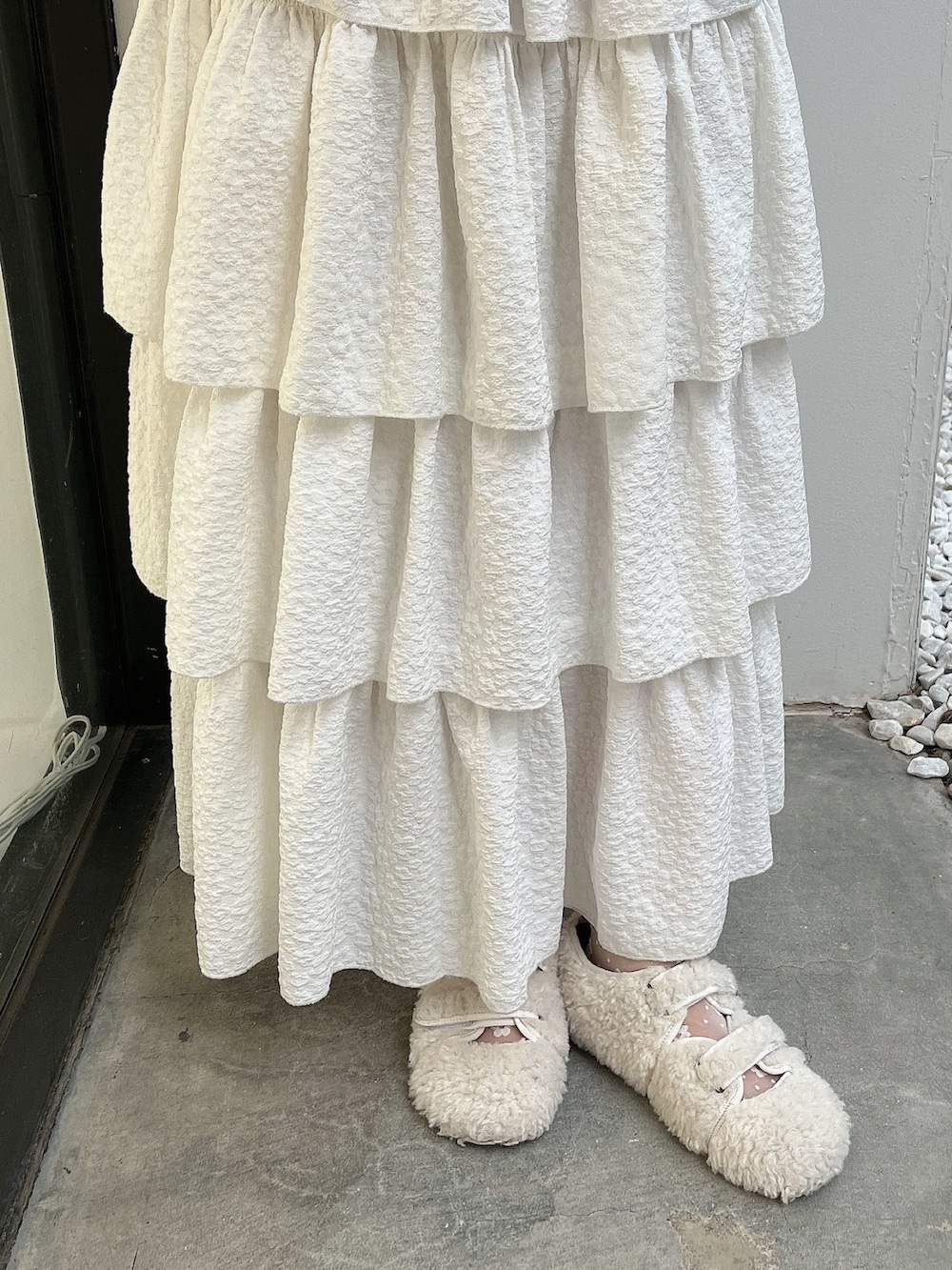 グリーン系のカーディガン/ボレロ、ホワイト系のシャツ/ブラウス、ホワイト系のスカートを着用したレディースの秋コーディネートの6枚目の写真