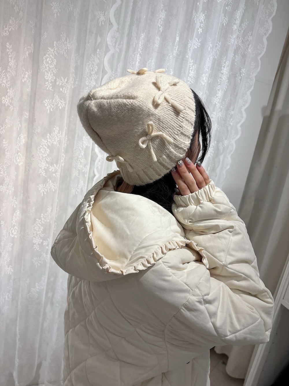 グレー系のスウェット、ホワイト系のダウンジャケット/コート、ホワイト系のショルダーバッグを着用したレディースの冬コーディネートの8枚目の写真