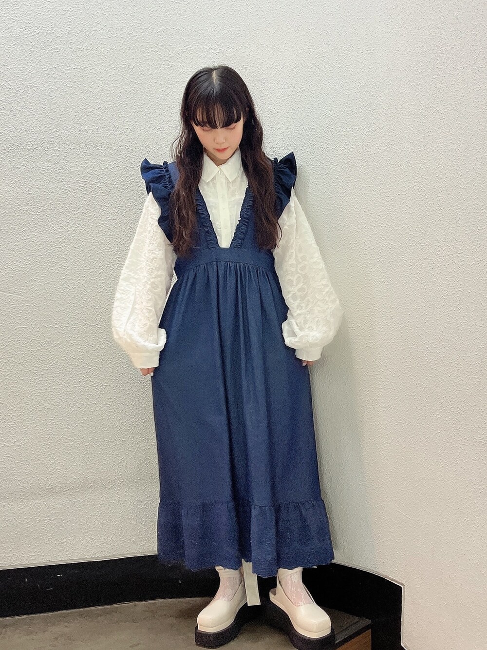 ホワイト系のシャツ/ブラウス、ホワイト系のパンプス、ブルー系のワンピースを着用したレディースの冬コーディネートの2枚目の写真