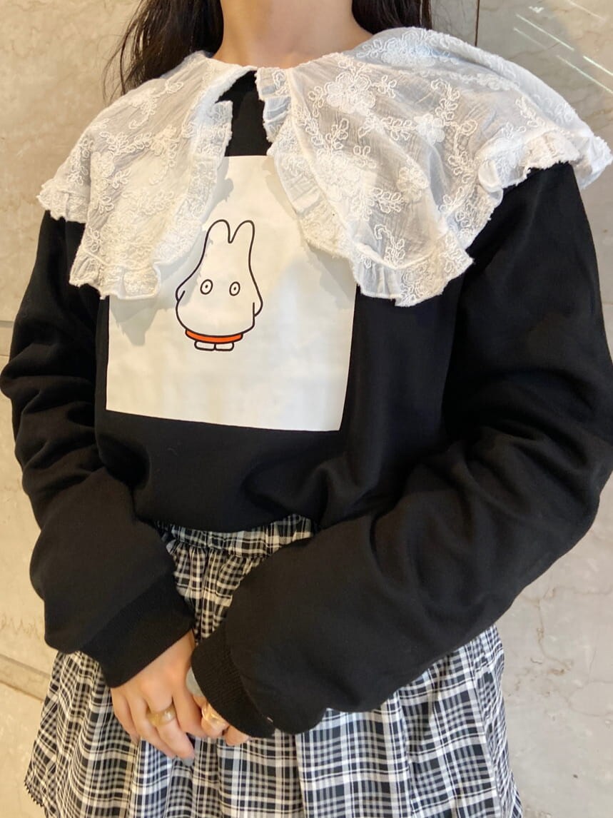 ブラック系のスカート、ブラック系のトートバッグ、ホワイト系のシャツ/ブラウスを着用したレディースの秋コーディネートの5枚目の写真