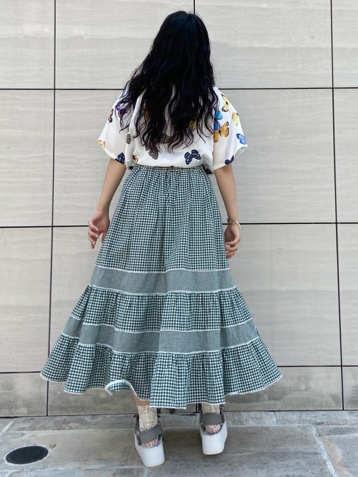 ホワイト系のシャツ/ブラウスを着用したレディースの夏コーディネートの3枚目の写真