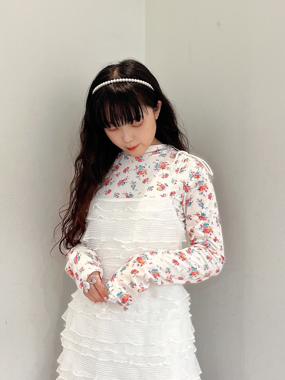 ホワイト系のパンプス、ホワイト系のTシャツ/カットソー、ホワイト系のワンピースを着用したレディースの秋コーディネートの4枚目の写真