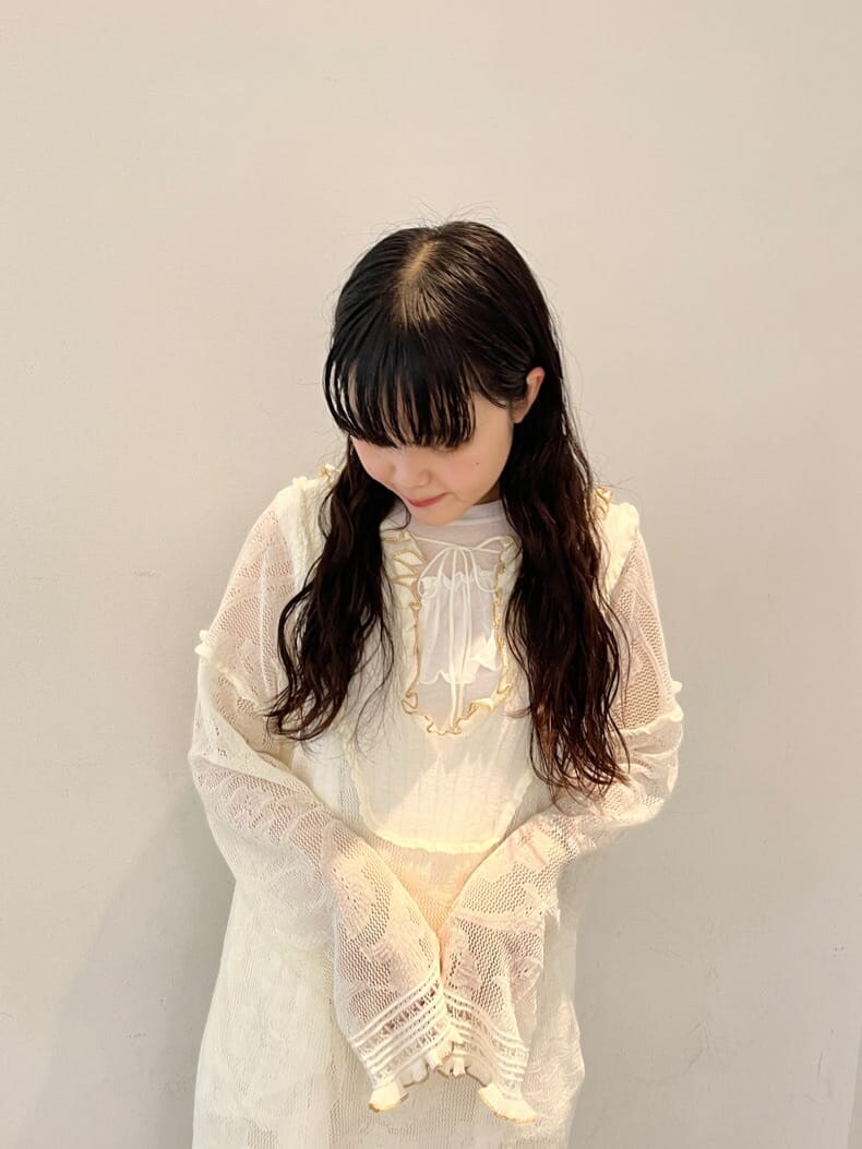 ホワイト系のTシャツ/カットソー、ブラウン系のサンダル、ホワイト系のワンピースを着用したレディースの春コーディネートの2枚目の写真