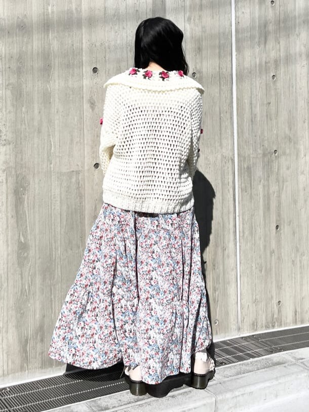 ホワイト系のシャツ/ブラウス、ピンク系のワンピース、ピンク系のその他シューズを着用したレディースの冬コーディネートの3枚目の写真